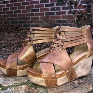 Antelope strappy wedge